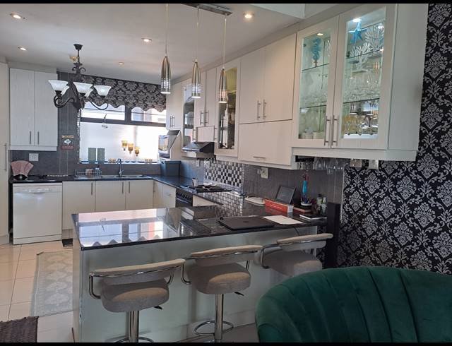 3 BEDROOM SECTIONAL TITLE FOR SALE IN POINT WATERFRONT